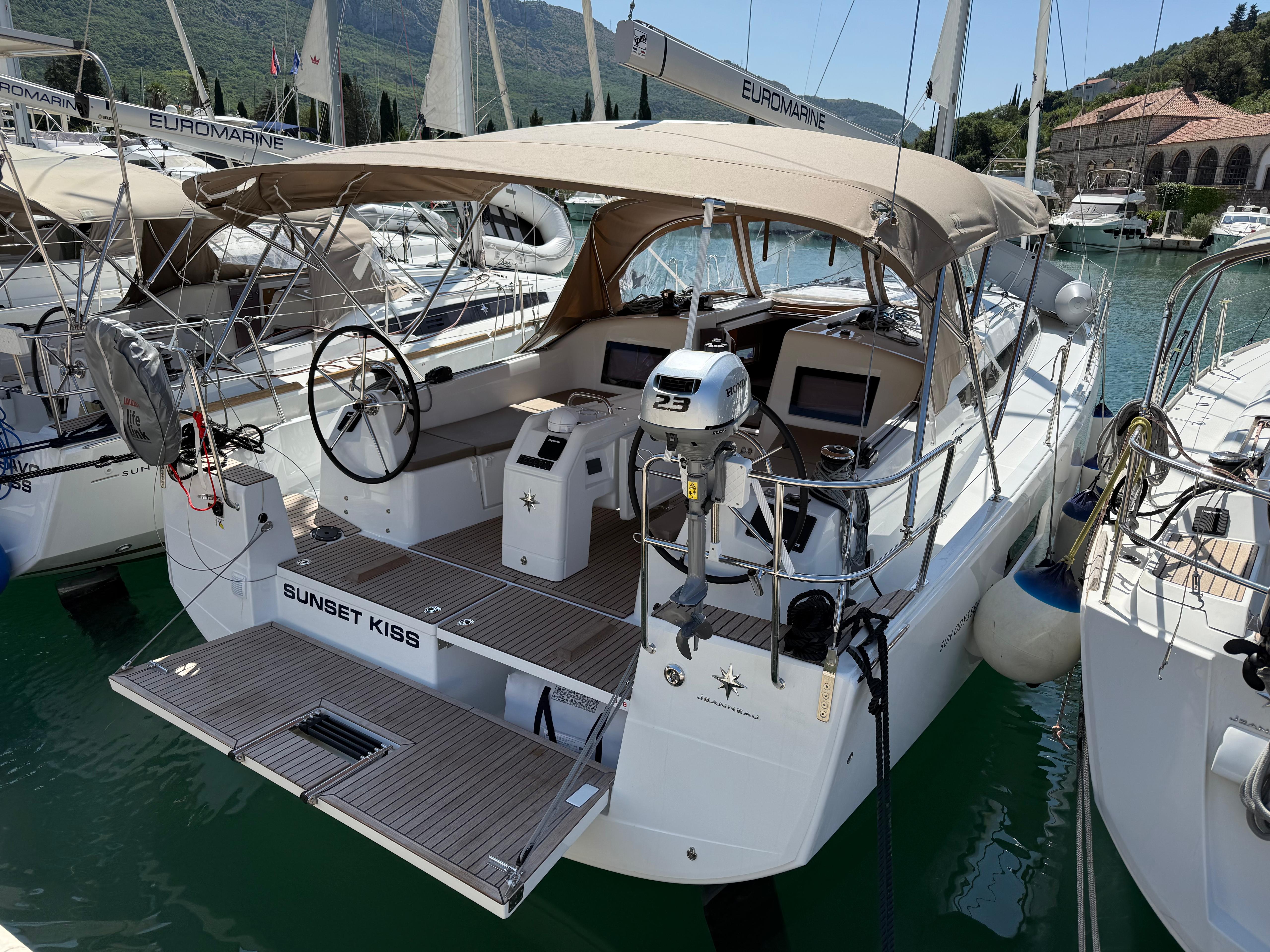 Sunset Kiss – Sun Odyssey 410